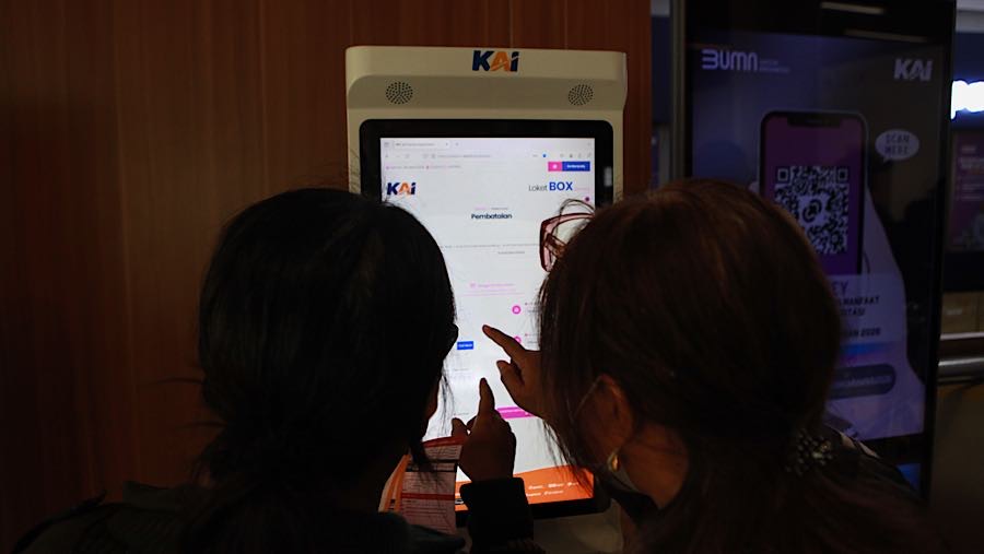 Akibat adanya keterlambatan tersebut PT. KAI (Persero) memberikan penawaran untuk penumpang melakukan pengembalian dana. (Bloomberg Technoz/Andrean K)