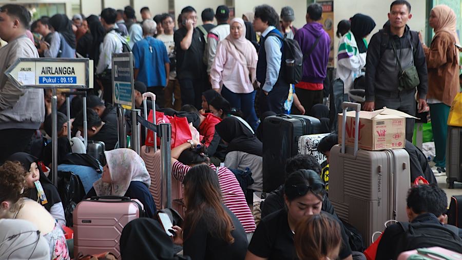 Calon penumpang KA Jarak Jauh menunggu keberangkatan di Stasiun Pasar Senen, Jakarta, Selasa (28/4/2026). (Bloomberg Technoz/Andrean Kristianto)