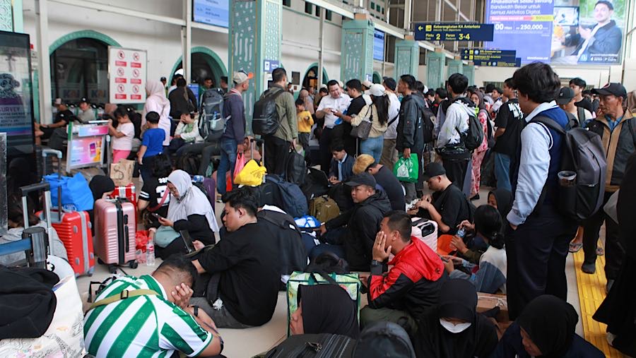 Keterlambatan keberangkatan tersebut mengakibatkan penumpukan penumpang di area tunggu. (Bloomberg Technoz/Andrean Kristianto)