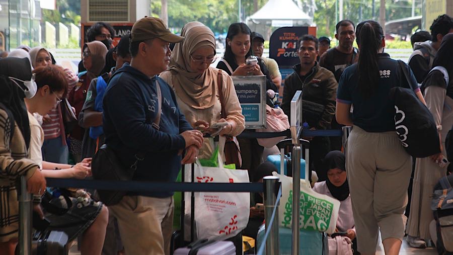 Insiden kecelakaan tersebut menyebabkan sejumlah kereta api jarak jauh mengalami keterlambatan keberangkatan. (Bloomberg Technoz/Andrean Kristianto)