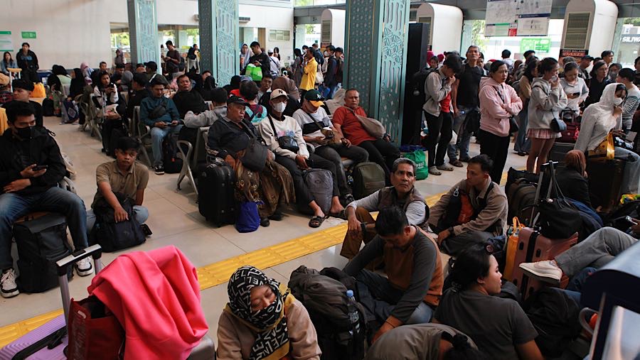 Akibat adanya insiden kecelakan antara KRL dan KA Argo Bromo Anggrek di Stasiun Bekasi Timur sejumlah perjalanan kereta api mengalami gangguan.