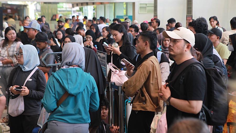 Calon penumpang KA Jarak Jauh menunggu keberangkatan di Stasiun Pasar Senen, Jakarta, Selasa (28/4/2026). (Bloomberg Technoz/Andrean Kristianto)