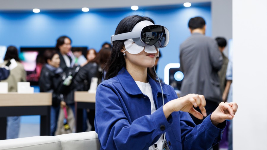Pengunjung World IT Show, di Seoul, Korsel, mencoba headset Virtual Reality (VR) Samsung Galaxy. dok: SeongJoon Cho/Bloomberg
