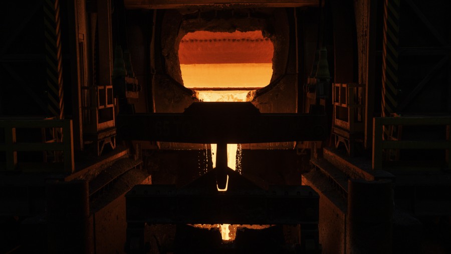 Terak cair dituangkan di smelter. (Fotografer: Cole Burston/Bloomberg)