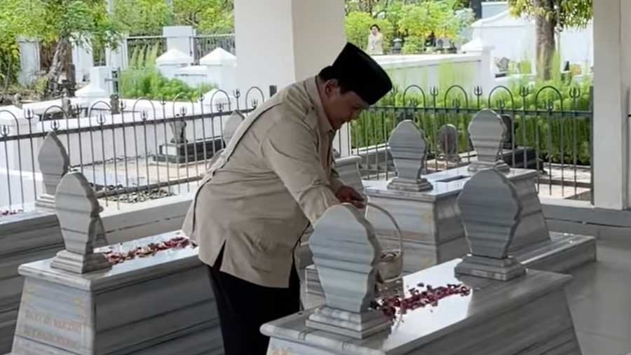 Presiden Prabowo ziarah ke makam Eyang Kakung, R.M. Margono Djojohadikusumo, dan Eyang Putri, R.A. Siti Katoemi Djojohadikusumo (Dok. IG @prabowo)