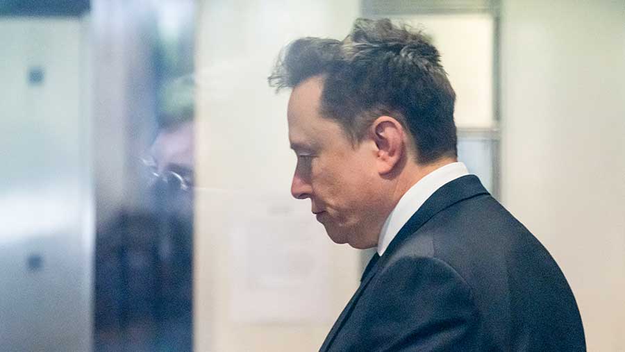 Elon Musk menggugat OpenAI untuk menghentikan 'penjarahan' yang dilakukan Altman (Bloomberg)