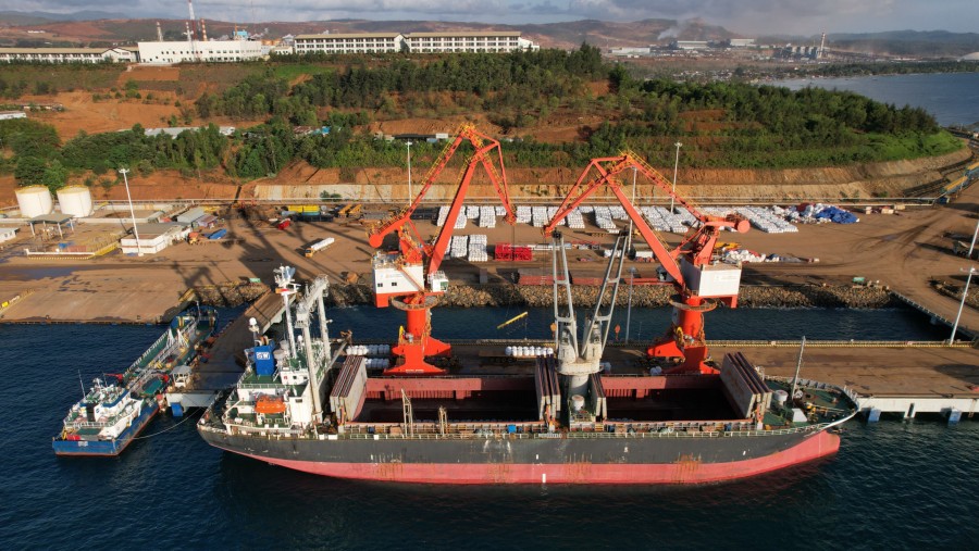 Fasilitas pelabuhan Harita Nickel di Pulau Obi, Maluku Utara, Indonesia./Bloomberg-Dimas Ardian