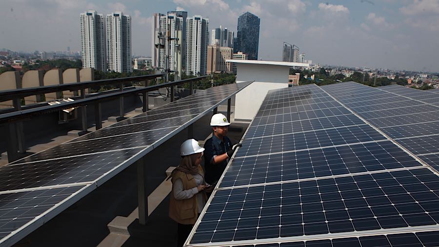 Pemerintah optimistis menargetkan penambahan 17 gigawatt energi terbarukan melalui PLTS dalam waktu dekat. (Bloomberg Technoz/Andrean Kristianto)