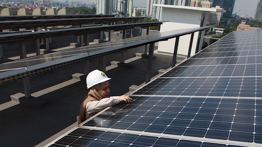 Petugas memeriksa panel surya di Kantor Ditjen Gatrik, Kementerian ESDM di Jakarta, Rabu (29/4/2026). (Bloomberg Technoz/Andrean Kristianto)