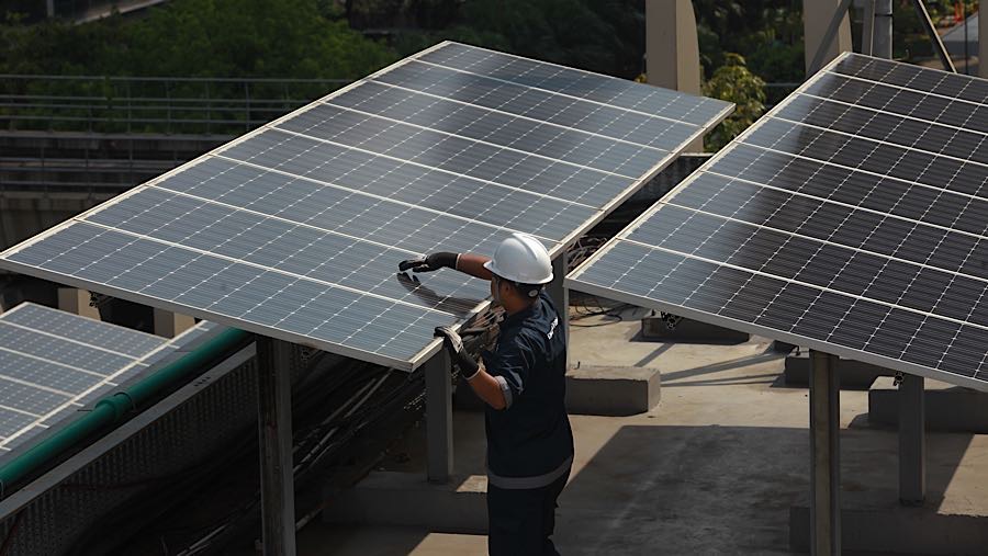 Petugas memeriksa panel surya di Kantor Ditjen Gatrik, Kementerian ESDM di Jakarta, Rabu (29/4/2026). (Bloomberg Technoz/Andrean Kristianto)