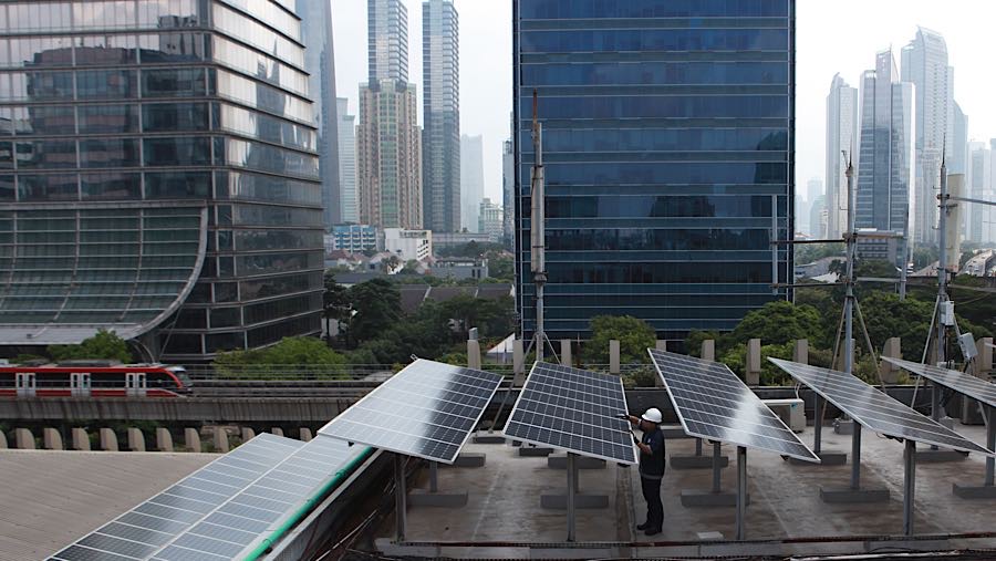 Petugas memeriksa panel surya di Kantor Ditjen Gatrik, Kementerian ESDM di Jakarta, Rabu (29/4/2026). (Bloomberg Technoz/Andrean Kristianto)
