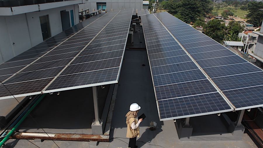 Target tersebut meliputi penambahan kapasitas PLTS sekaligus pengurangan pembangkit listrik tenaga diesel (PLTD). (Bloomberg Technoz/Andrean K)