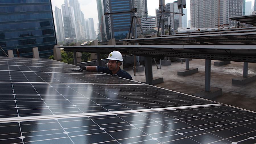Petugas memeriksa panel surya di Kantor Ditjen Gatrik, Kementerian ESDM di Jakarta, Rabu (29/4/2026). (Bloomberg Technoz/Andrean Kristianto)