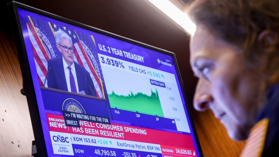 Trader di bursa New York mengamati keterangan pers Gubernur The Fed Jerome Powell. dok: Michael Nagle/Bloomberg