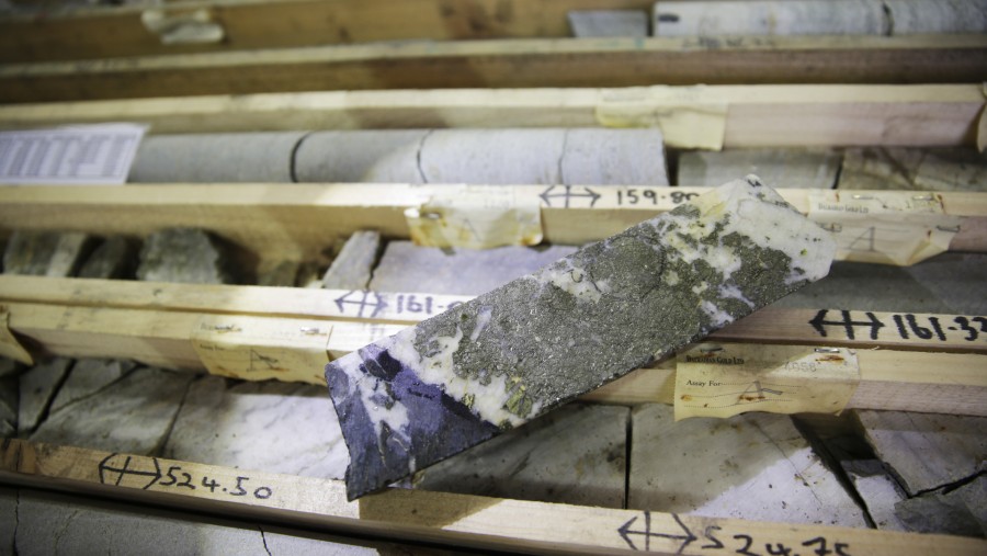 Sampel inti batuan bermutu tinggi yang menunjukkan adanya kuarsa dan pirit terletak di antara deretan sampel inti batuan lainnya./Bloomberg-Matthew L.