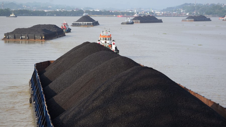 Barges transporting coal on the Mahakam River in Samarinda, East Kalimantan, Indonesia./Bloomberg-Dimas Ardian
