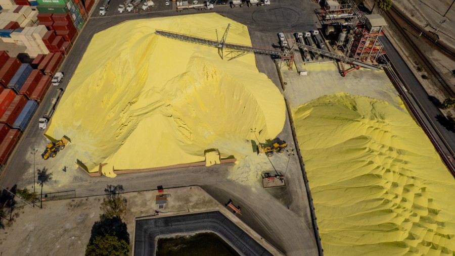 Gundukan sulfur di dekat Pelabuhan Los Angeles di Los Angeles, California, AS./Bloomberg-Kyle Grillot