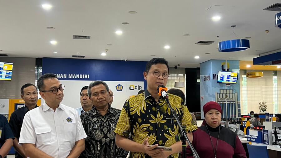 Direktur Jenderal Pajak Bimo Wijayanto dalam Konferensi Pers di Jakarta, Kamis (30/4/2026) (Bloomberg Technoz/ Mis Fransiska)