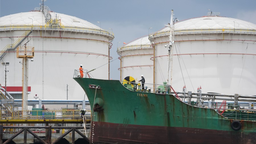 Tangki penyimpanan bahan bakar di fasilitas PT Pertamina di Pelabuhan Tanjung Priok di Jakarta, Indonesia./Bloomberg-Dimas Ardian