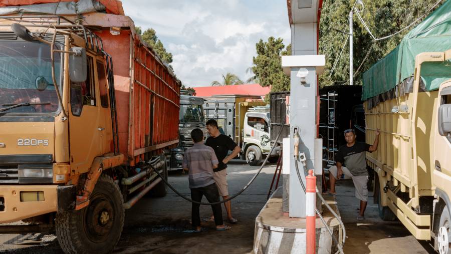 Truk-truk mengisi solar di SPBU. (Bloomberg)