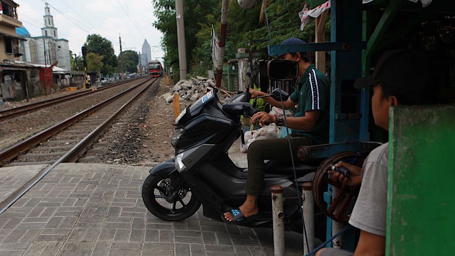 Dari pengakuan Iwan, palang pintu tidak resmi ini sudah ada sejak tahun 2007. (Bloomberg Technoz/Andrean Kristianto)