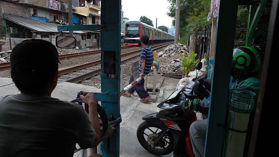 Velg itu digunakan sebagai penarik portal yang difungsikan sebagai palang pintu. (Bloomberg Technoz/Andrean Kristianto)