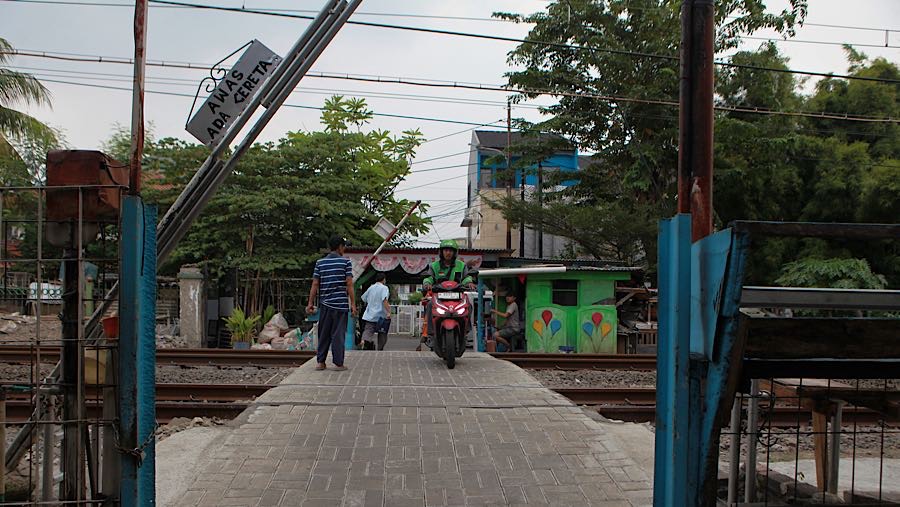 Alat sederhana dimanfaatkan untuk membantu tugas mereka, berupa velg sepeda yang dimodifikasi menyerupai kemudi kapal. 