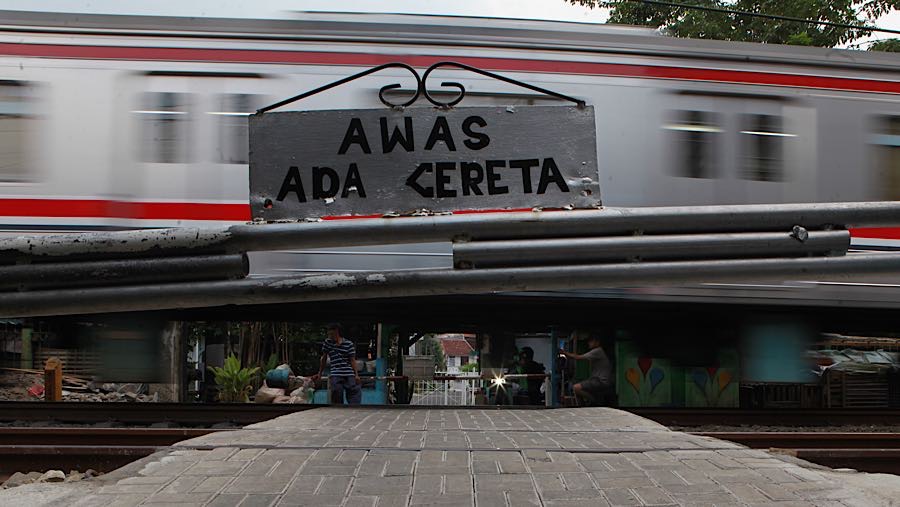 Lalu lintas yang cukup padat membuat keberadaan penjaga sangat dibutuhkan.. (Bloomberg Technoz/Andrean Kristianto)