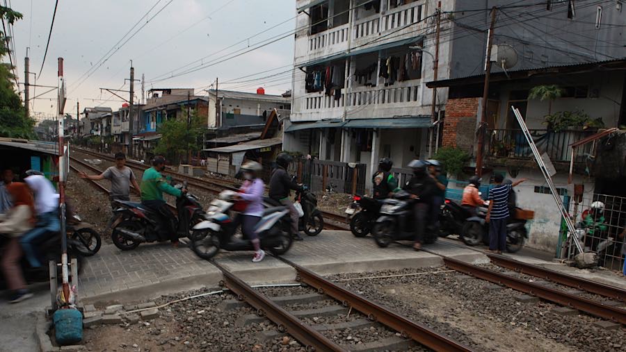 Setiap penjaga bertugas dengan sistem pergantian selama 2,5 jam setiap hari.. (Bloomberg Technoz/Andrean Kristianto)