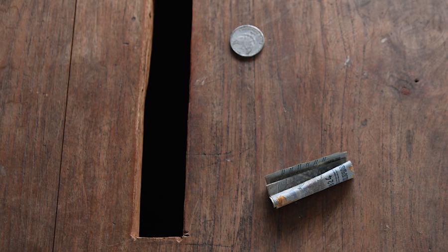 Pendapatan para penjaga berasal dari sumbangan sukarela pengguna jalan dengan jumlah yang tidak menentu. (Bloomberg Technoz/Andrean Kristianto)