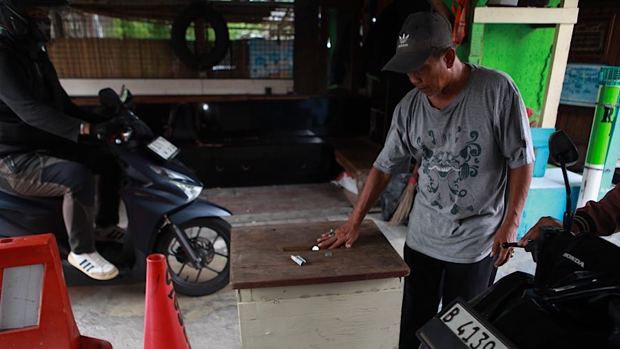 Dalam sehari, penghasilan berkisar antara Rp70.000 hingga Rp80.000 per orang. (Bloomberg Technoz/Andrean Kristianto)