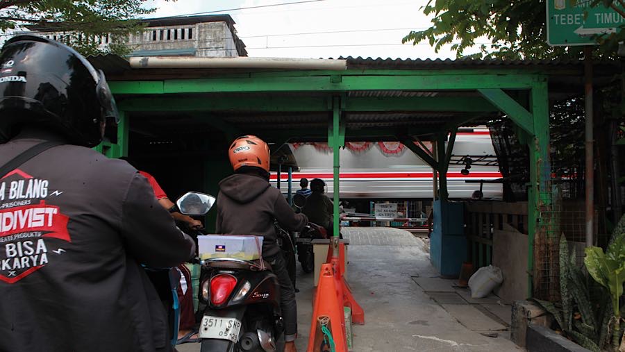 Perlintasan ini menjadi akses penting bagi warga yang hendak menuju Tebet Timur ke Asem Baris, Jakarta Selatan. (Bloomberg Technoz/Andrean)
