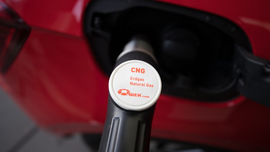 Penggunaan CNG sebagai bahan bakar kendaraan./dok. Bloomberg