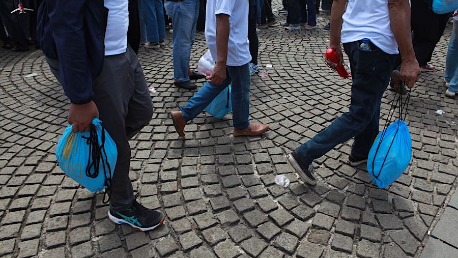 Sebako dibagikan dalam tas serut berwarna putih dan biru bertuliskan Istana Kepresidenan Republik Indonesia. (Bloomberg Technoz/Andrean K)