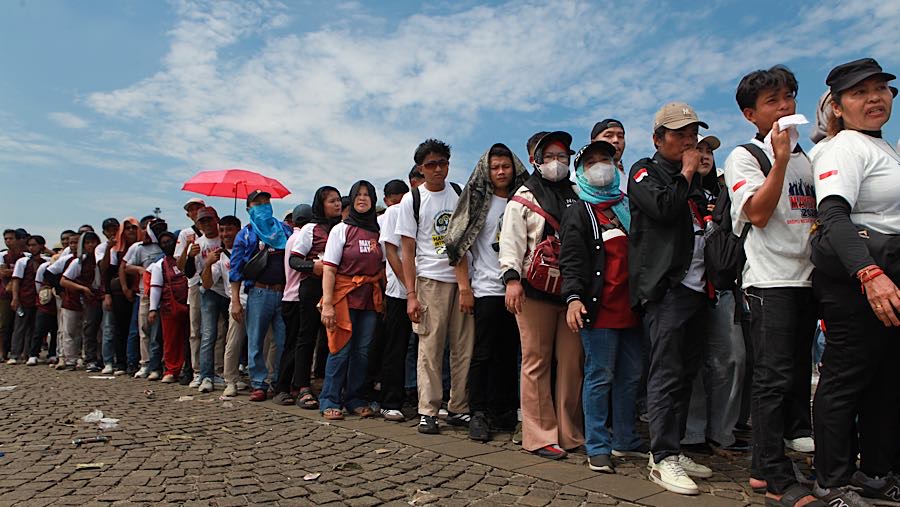 Buruh yang menghadiri peringatan Hari Buruh Internasional (May Day) 2026 di Monas juga menerima paket sembako.