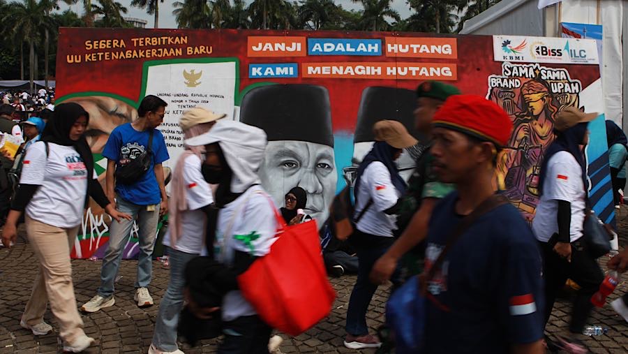 Banyak massa buruh yang datang ke Monas bersama keluarga. (Bloomberg Technoz/Andrean Kristianto)