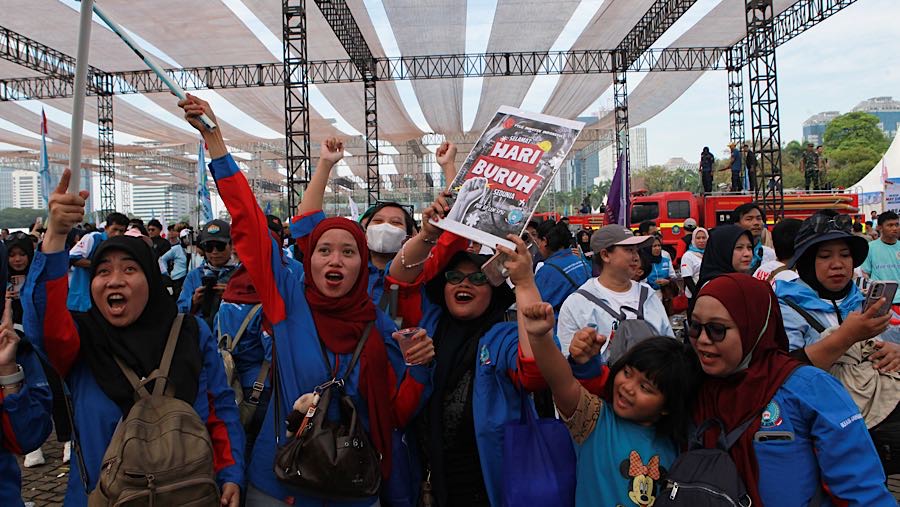 Para peserta aksi tampak mengenakan kaos dengan beragam warna dan tulisan, seperti “May Day 2026”, “Hari Buruh”, dan membawa berbagai poster.