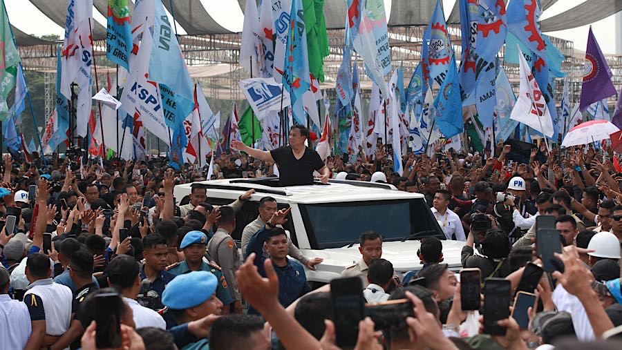 Presiden Prabowo Subianto mengikuti peringatan Hari Buruh Internasional atau May Day 2026 di Monas, Jumat (1/5/2026). (Bloomberg Technoz/Andrean K)