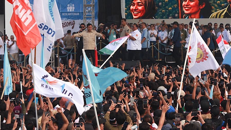 Presiden Prabowo Subianto tiba untuk meperingati Hari Buruh Internasional atau May Day 2026 di Monas, Jumat (1/5/2026). (Bloomberg Technoz/Andrean K)