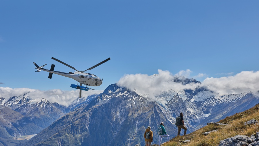 Para pendaki yang menggunakan helikopter di Shotover Saddle, Selandia Baru.Fotografer: Camilla Rutherford untuk Bloomberg Businessweek

