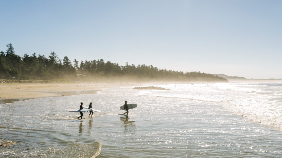 Dua orang menikmati pelajaran selancar di Tofino.Fotografer: Jordan Dyck/Destination BC. Sumber: Bloomberg Businessweek