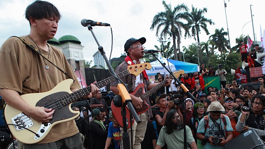 Salah satu band yang tampil dalam peringatan Hari Buruh Internasional (May Day 2026) di DPR yaitu Efek Rumah Kaca. (Bloomberg Technoz/Andre)