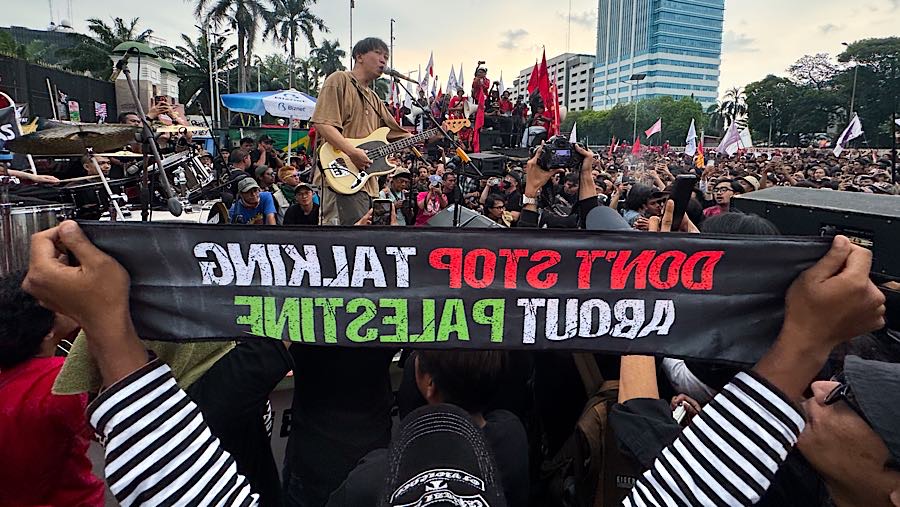 Band Efek Rumah Kaca tampil saat aksi memperingati Hari Buruh atau May Day 2026 di depan gedung DPR RI, Jumat (1/5/2026). (Bloomberg Technoz/Andrean)
