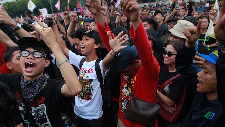 Para peserta aksi terlihat bernyanyi bersama saat musisi tampil membawakan lagu. (Bloomberg Technoz/Andre)