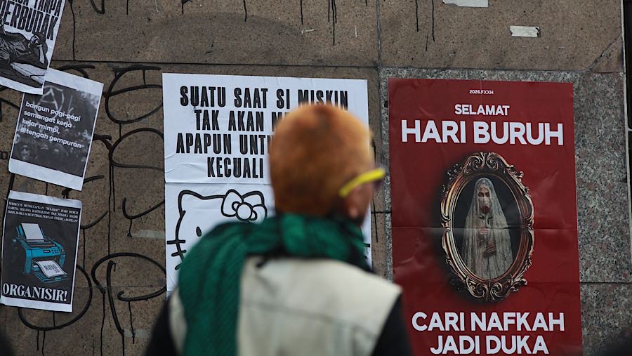 Mereka juga menuntut pemerintah dan DPR segera melahirkan undang-undang yang berpihak kepada buruh serta menghentikan penggusuran tanah rakyat.