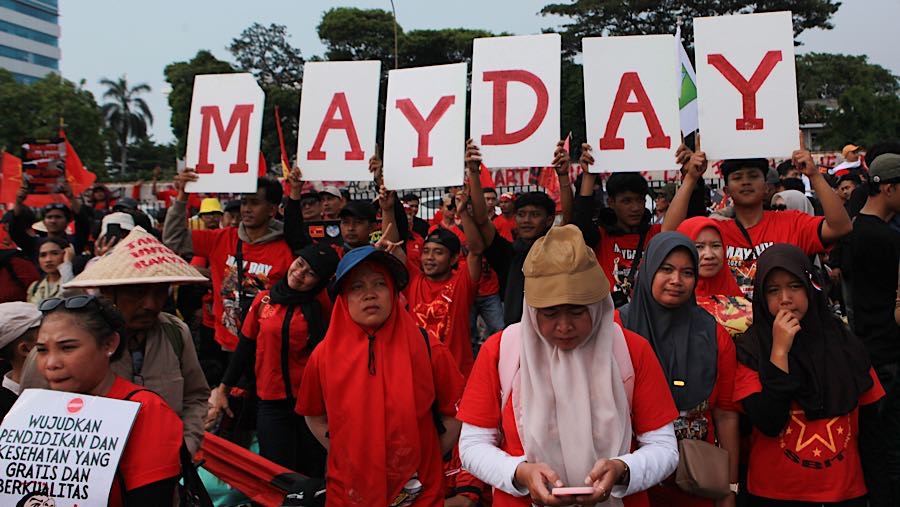 Pengunjuk rasa melakukan aksi memperingati Hari Buruh atau May Day 2026 di depan gedung DPR RI, Jumat (1/5/2026). (Bloomberg Technoz/Andrean K)