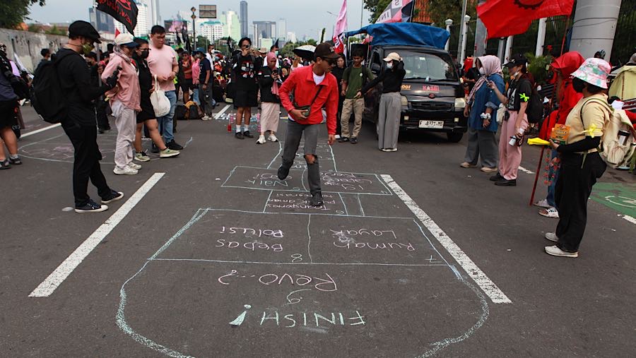 Salah satu aliansi peserta aksi ada yang menggelar permainan tradisional yang populer pada era 1990–2000-an.
(Bloomberg Technoz/Andrean Kristianto)