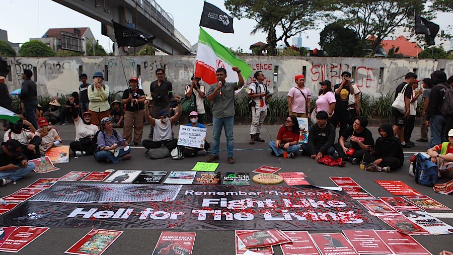 Para peserta aski berkumpul di depan gedung DPR/MPR RI sejak siang hari. (Bloomberg Technoz/ Andrean Kristianto)