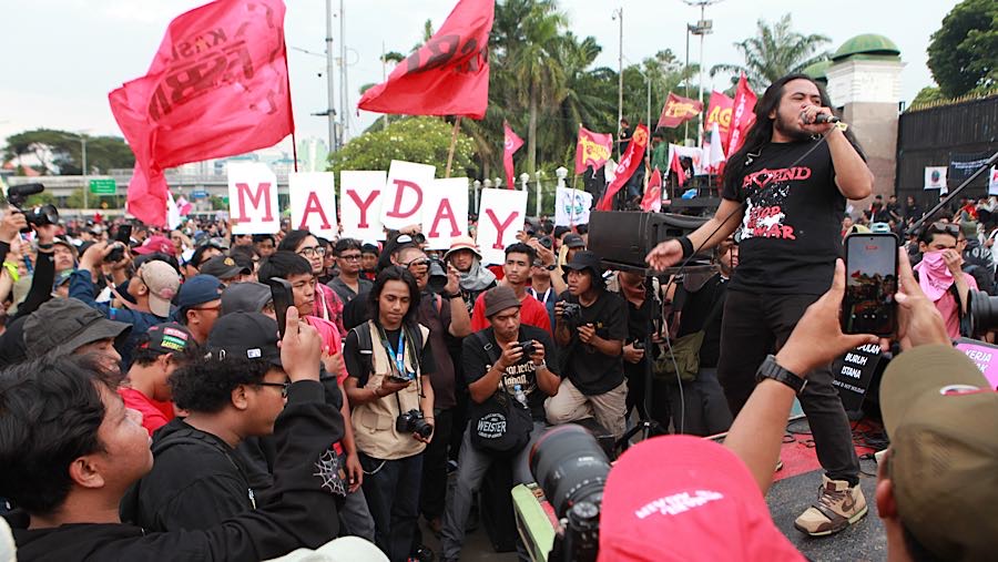 Aksi tidak hanya diisi dengan demonstrasi dan orasi, tetapi juga menghadirkan pertunjukan musik. (Bloomberg Technoz/Andrean Kristianto)