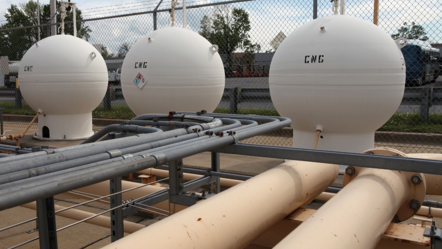 Tangki gas alam terkompresi (CNG) dan saluran bahan bakar di Montgomery County Fleet Management Services di Rockville, Maryland, AS./Bloomberg